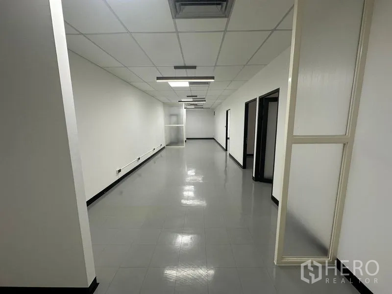 办公空间 出租 - 长廊式办公室，多个门洞与线路槽