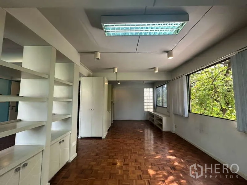 店屋 出租在Khlong Toei, Bangkok - 狭长工作区，内置搁架与观景窗