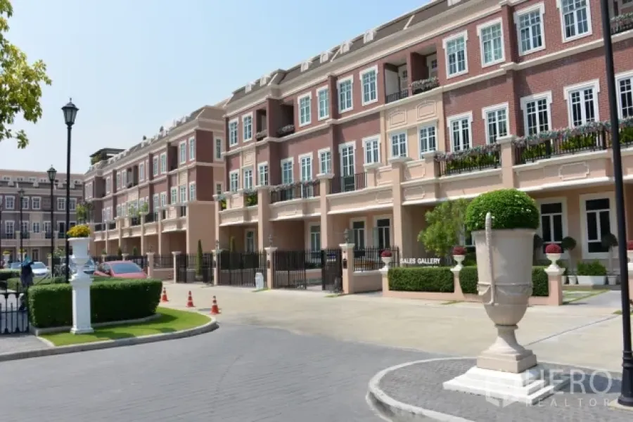 Townhouse for rent in Watthana, Bangkok - Row of European-style three-storey townhouses with balconies in a gated Sukhumvit community.