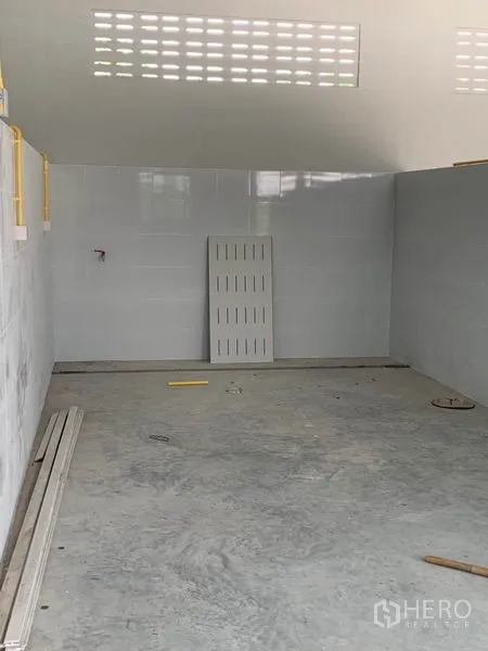 Warehouse for rent or sale in Thanyaburi, Pathum Thani - Work zone with tiled walls, service point and smooth concrete flooring.