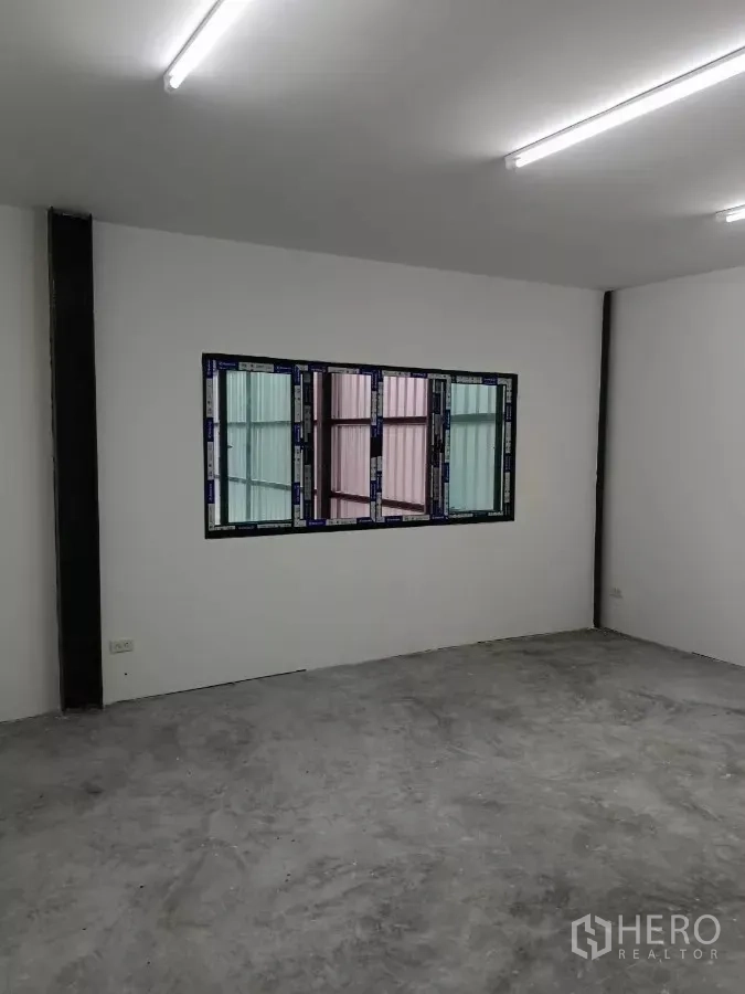 Warehouse for rent in Khlong Toei, Bangkok - Finished office room with bright lighting and a window overlooking the warehouse.