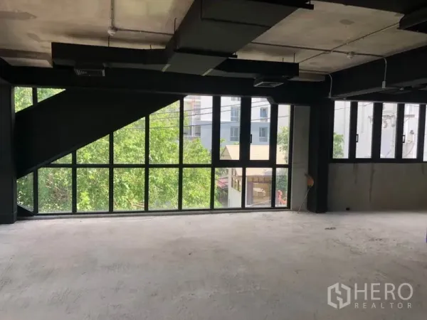 Retail Space for rent in Khlong Toei, Bangkok - Bright retail unit with panoramic corner glazing and exposed ceiling overlooking the Sukhumvit neighborhood.