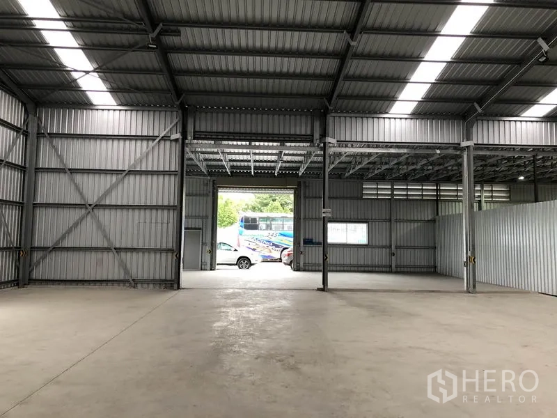 货栈 出租在Pak Kret, Nonthaburi - 室内朝向双装卸开口，屋面采光板带来自然光。
