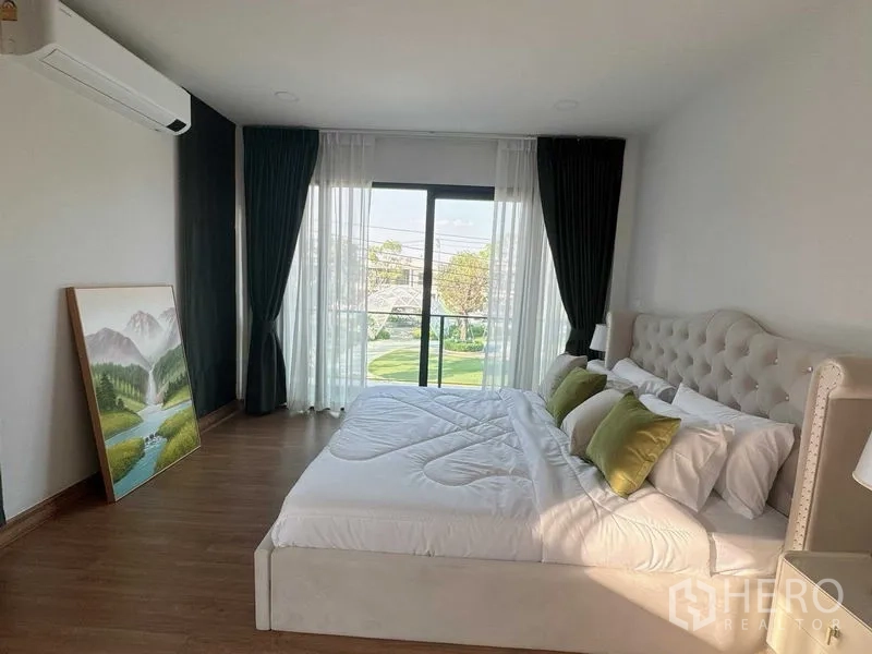 Detached House for rent or sale - Bright master bedroom with king bed and sliding glass doors opening to a balcony with green view.
