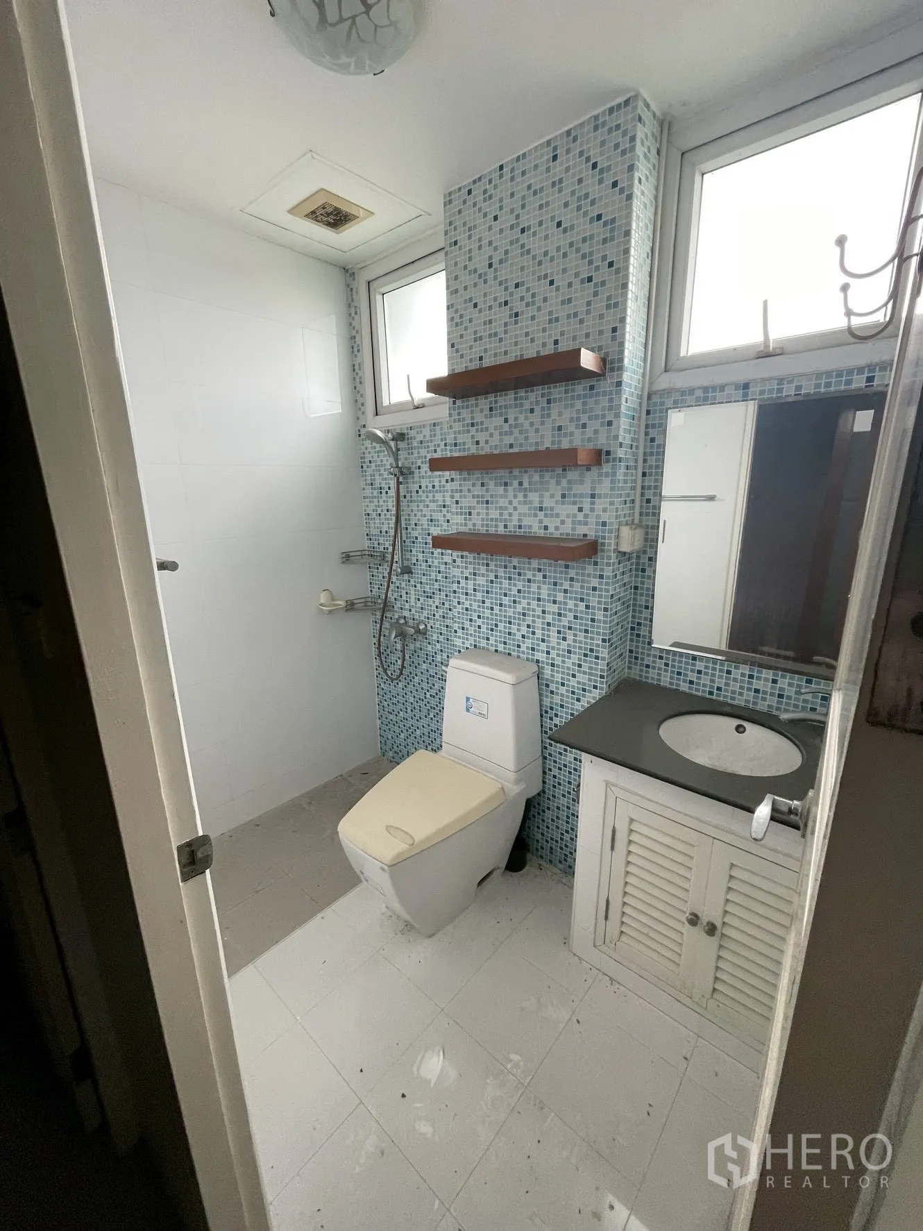 Home Office for rent in Wang Thonglang, Bangkok - Bathroom with mosaic tile wall, shower area, vanity and windows.
