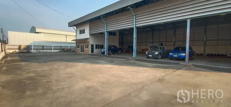 Warehouse for rent in Khlong Luang, Pathum Thani - Expansive concrete forecourt in front of the warehouse, ideal for loading, parking, and maneuvering.