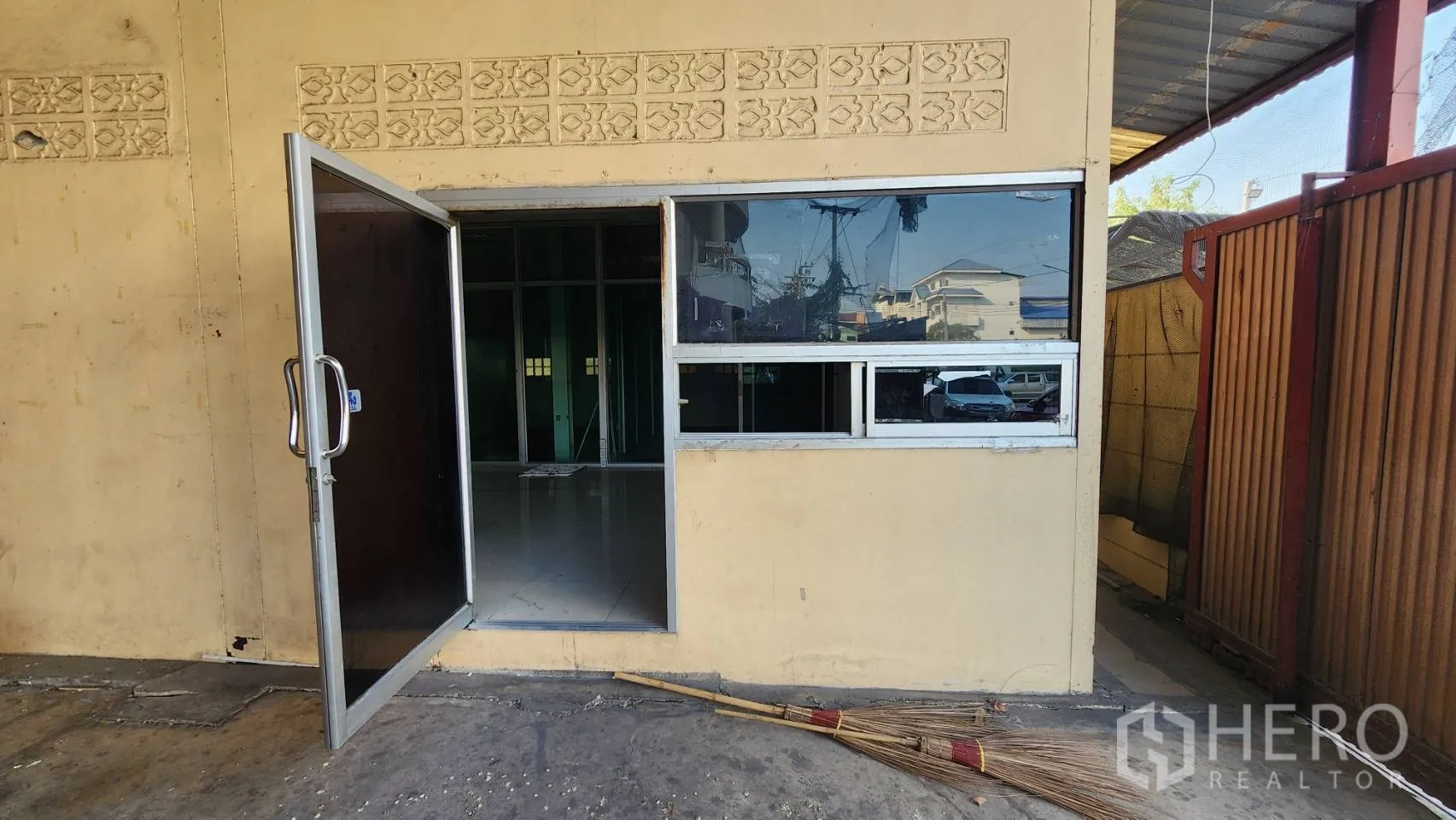 Warehouse for rent in Nonthaburi - Entrance to the ground-floor office with glass window and metal door.