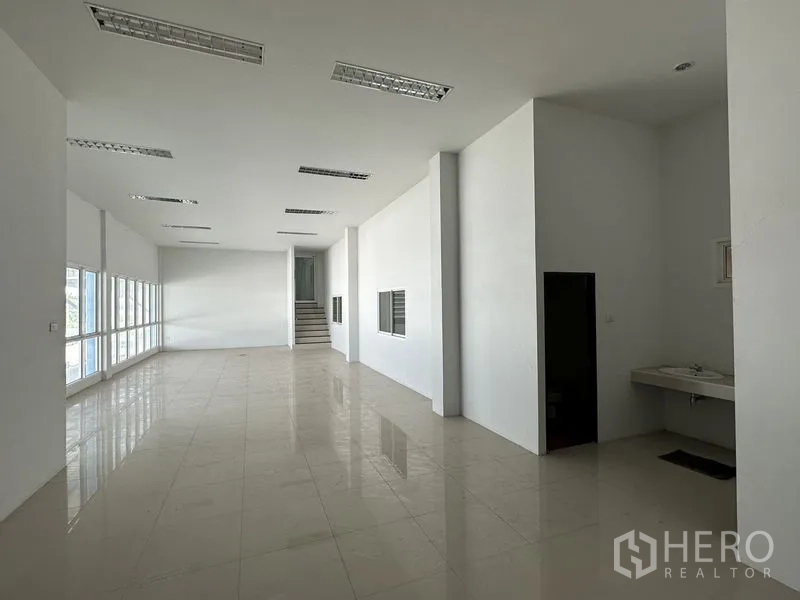 工厂 出租在Bang Bo, Samut Prakan - 办公室走廊，带洗手槽、楼梯与多扇窗。