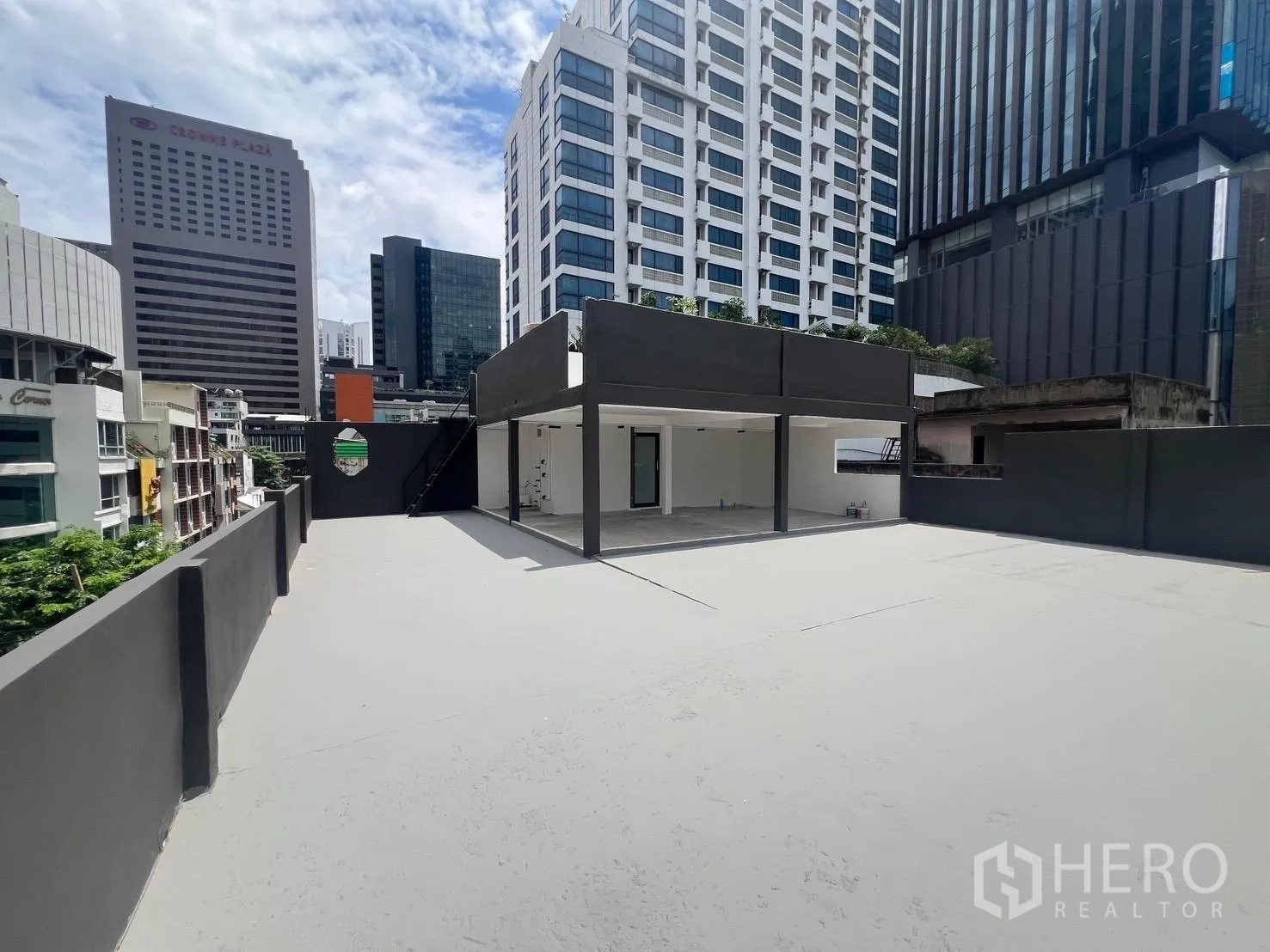 Retail Space for rent in Bang Rak, Bangkok - Expansive rooftop terrace with a covered retail zone, city skyline views, and exterior stair access.