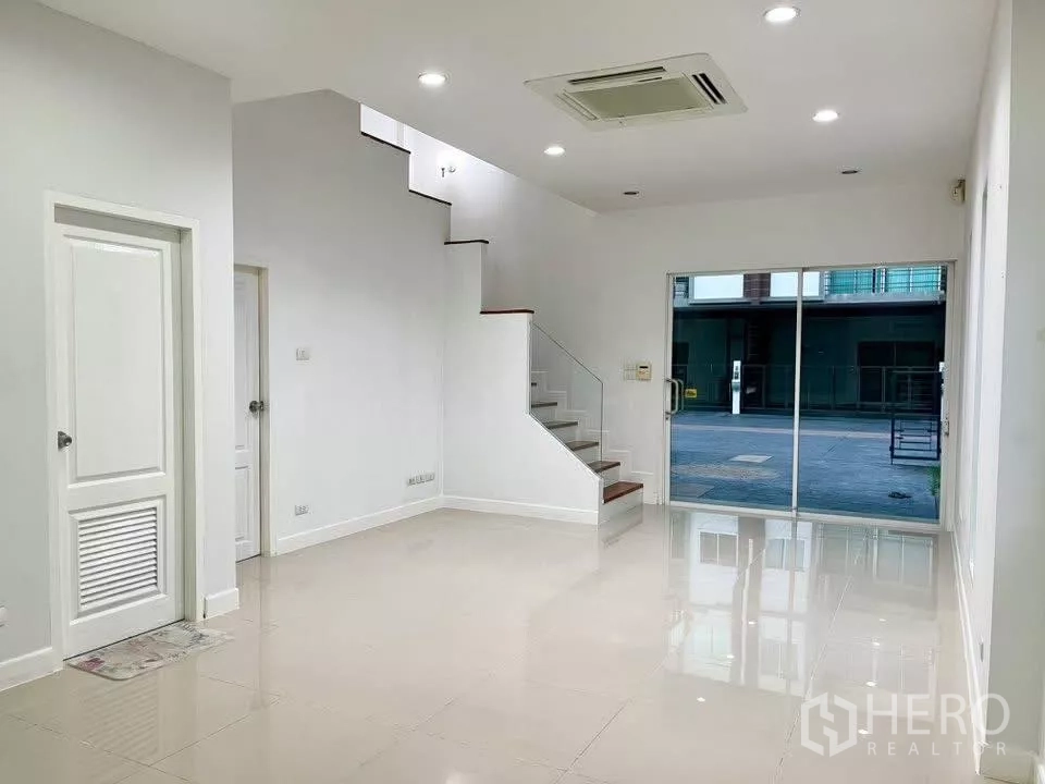 带办公室的家 出租在Bueng Kum, Bangkok - 一层大堂/展厅，落地推拉玻璃门与楼梯。