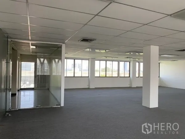 办公空间 出租在Bang Kapi, Bangkok - 宽敞办公空间，设有承重柱、吊顶照明，并配玻璃房间与大面积窗户。
