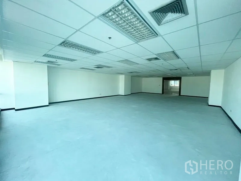 Office Space for rent in Watthana, Bangkok - Large empty office floor with white walls, ceiling air-conditioning vents, and an unobstructed layout ready for fit-out.