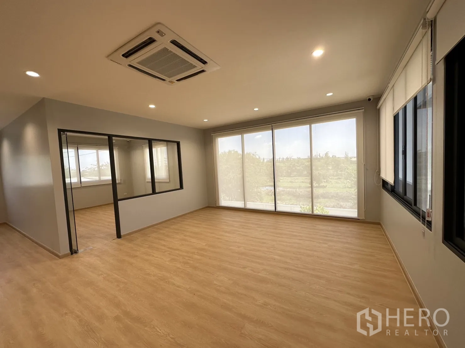 Factory for sale in Lam Luk Ka, Pathum Thani - Spacious office with cassette air-conditioning and panoramic windows.