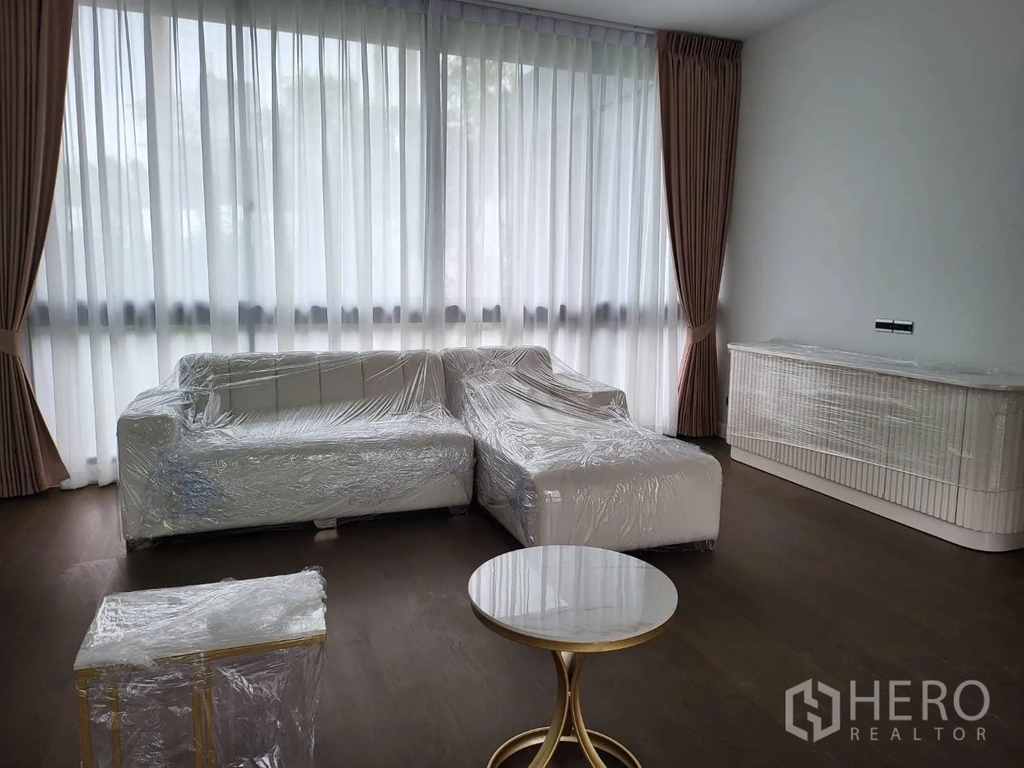 Detached House for rent - Spacious sitting room with corner sofa, sheer curtains and wide windows.