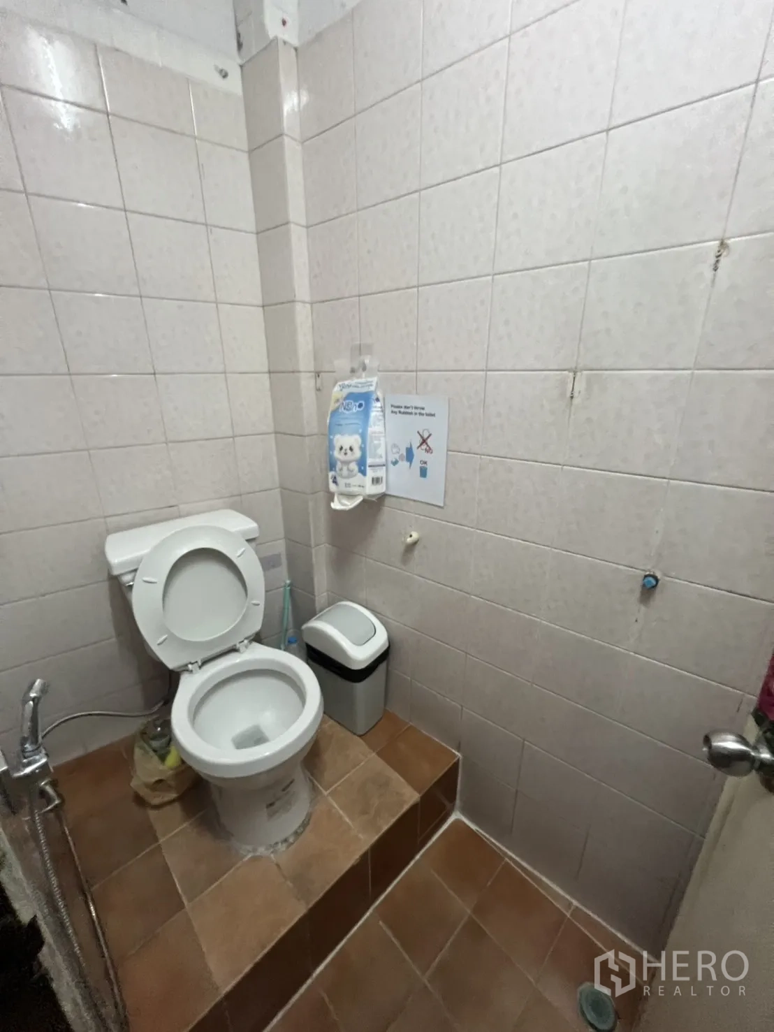 店屋 出租在Khlong Toei, Bangkok - 坐便卫生间，墙面全贴砖并配喷枪。