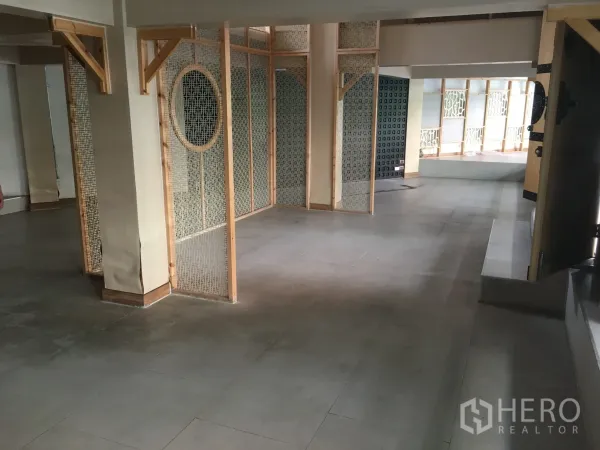 Retail Space for rent in Khlong Toei, Bangkok - Open-plan retail interior with tiled flooring and wood lattice partitions, ideal for zoning product displays.
