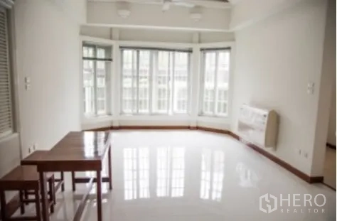 独立式住宅 出租在Khlong Toei, Bangkok - 采光充足的客餐厅，亮面瓷砖地与环绕落地窗。