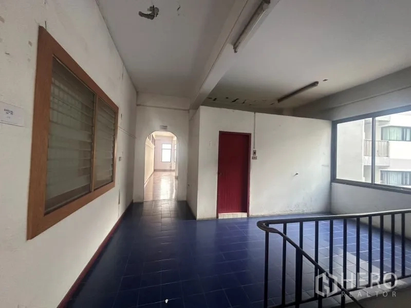 办公空间 出租 - 楼上走廊与楼梯间，自然采光充足