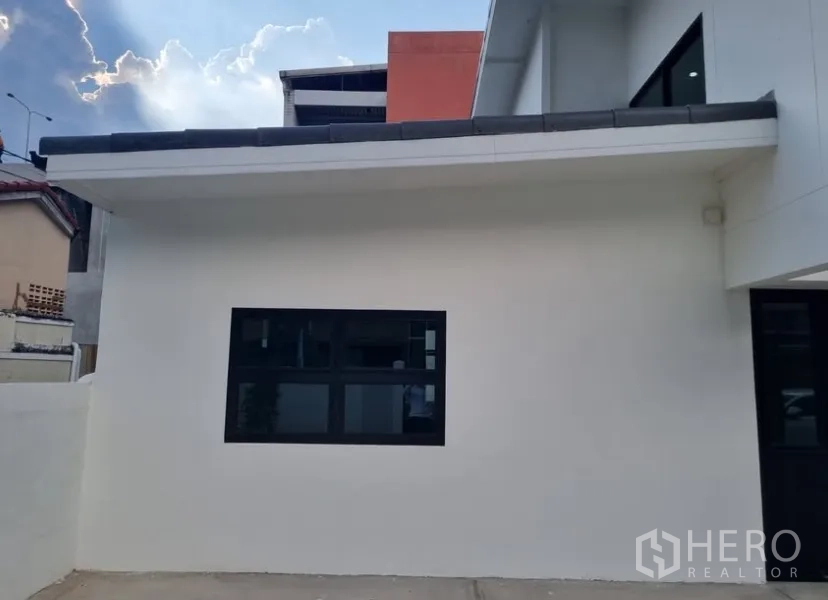 独栋房屋 for rent in Suan Luang, Bangkok - 房屋侧立面，洁白外墙和横向长窗。