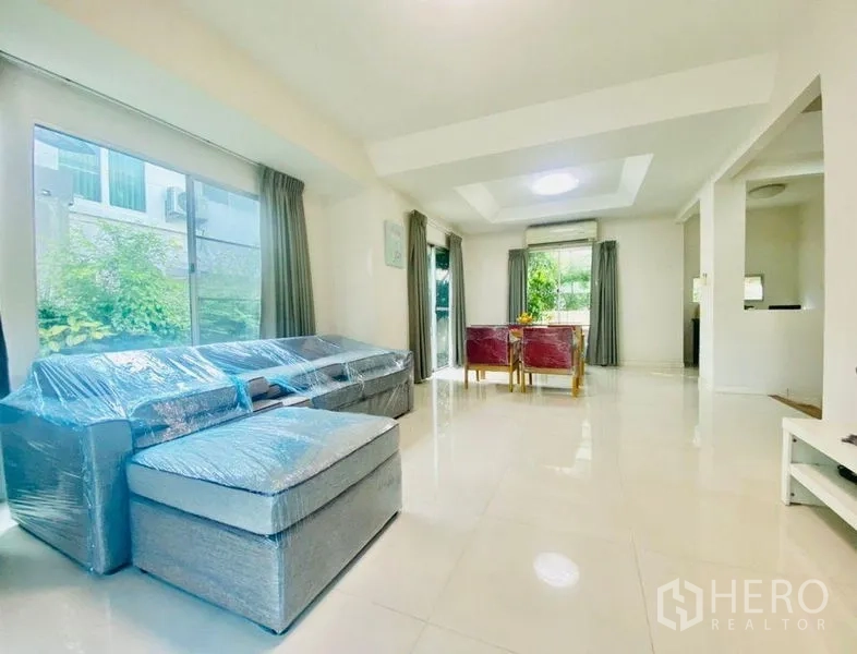 Detached House for rent - Open-plan living and dining room with tiled floors and large windows.