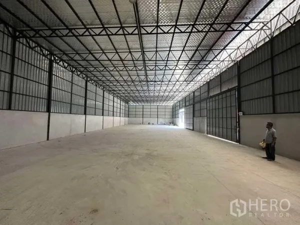 Warehouse for rent in Khlong Sam Wa, Bangkok - Spacious warehouse hall with insulated roof, large side access doors and polished concrete slab.