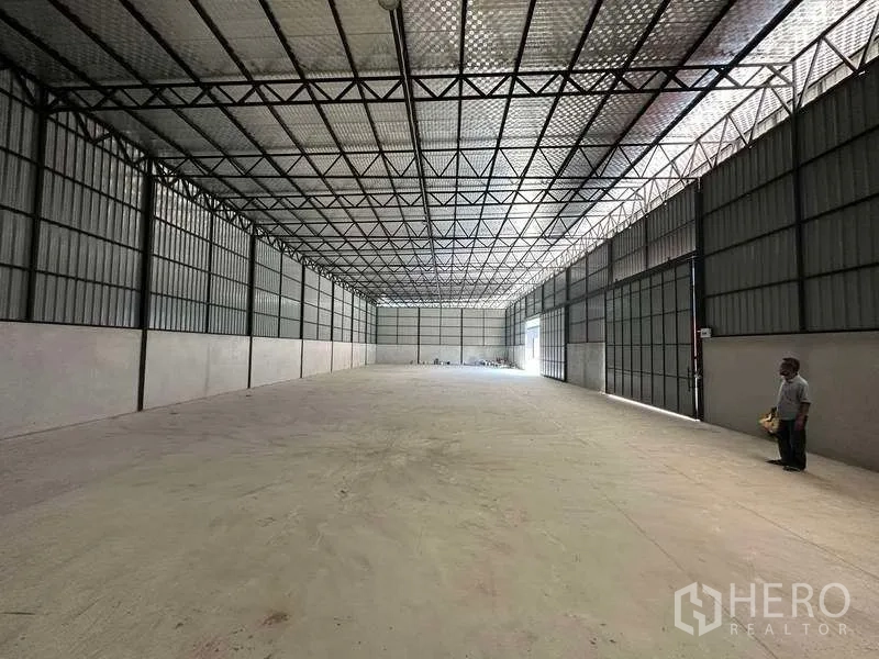 Warehouse for rent in Khlong Sam Wa, Bangkok - Spacious warehouse hall with insulated roof, large side access doors and polished concrete slab.
