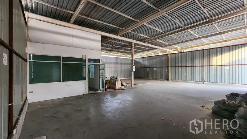 Warehouse for rent in Bang Khen, Bangkok - Spacious open floor area beside a glass-fronted internal office inside the warehouse.