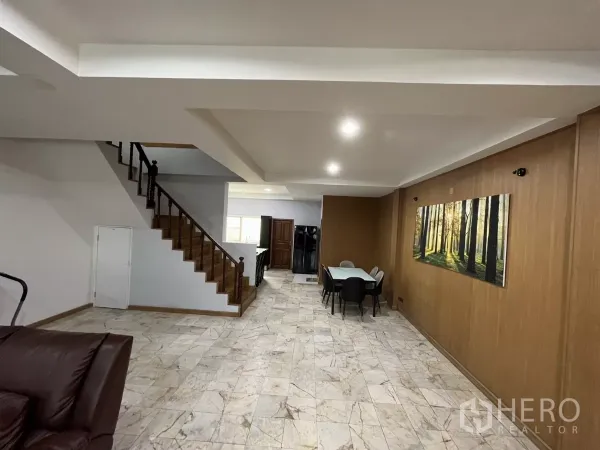带办公室的家 出租 - 餐区与宽敞起居空间，嵌灯天花