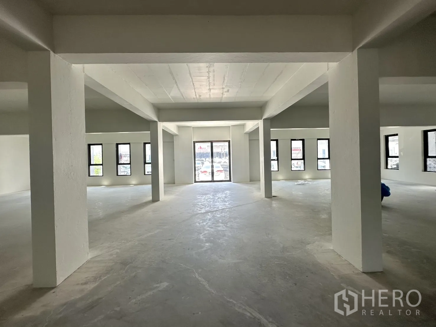 Warehouse for rent in Bang Phli, Samut Prakan - Bright open workspace with multiple windows and central columns.