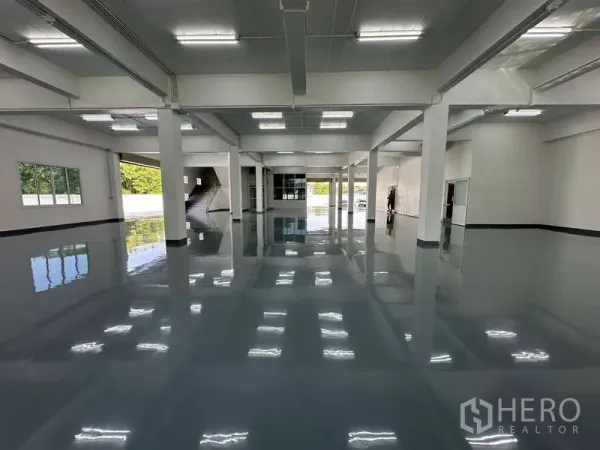 Warehouse for rent in Mueang Samut Prakan, Samut Prakan - Polished epoxy-floored warehouse hall with high ceiling, columns and bright LED lighting.