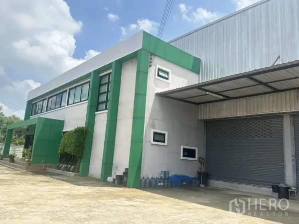 Warehouse for sale in Bang Len, Nakhon Pathom - Warehouse canopy and metal cladding adjoining a modern office wing.