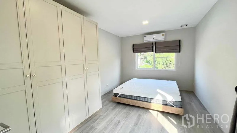 บ้าน ให้เช่าหรือขายในPrawet, Bangkok - ห้องนอนรอง ตู้เสื้อผ้าบิวท์อิน หน้าต่างบานใหญ่และแอร์