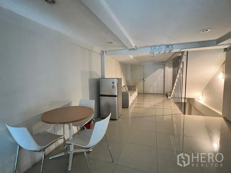 店屋 出租在Watthana, Bangkok - 楼上一处休闲/办公区，餐桌椅与冰箱