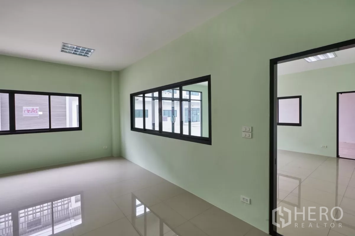 Factory for rent in Mueang Samut Sakhon, Samut Sakhon - Upper corridor with skylights, staircase access, and a viewing window to the warehouse.