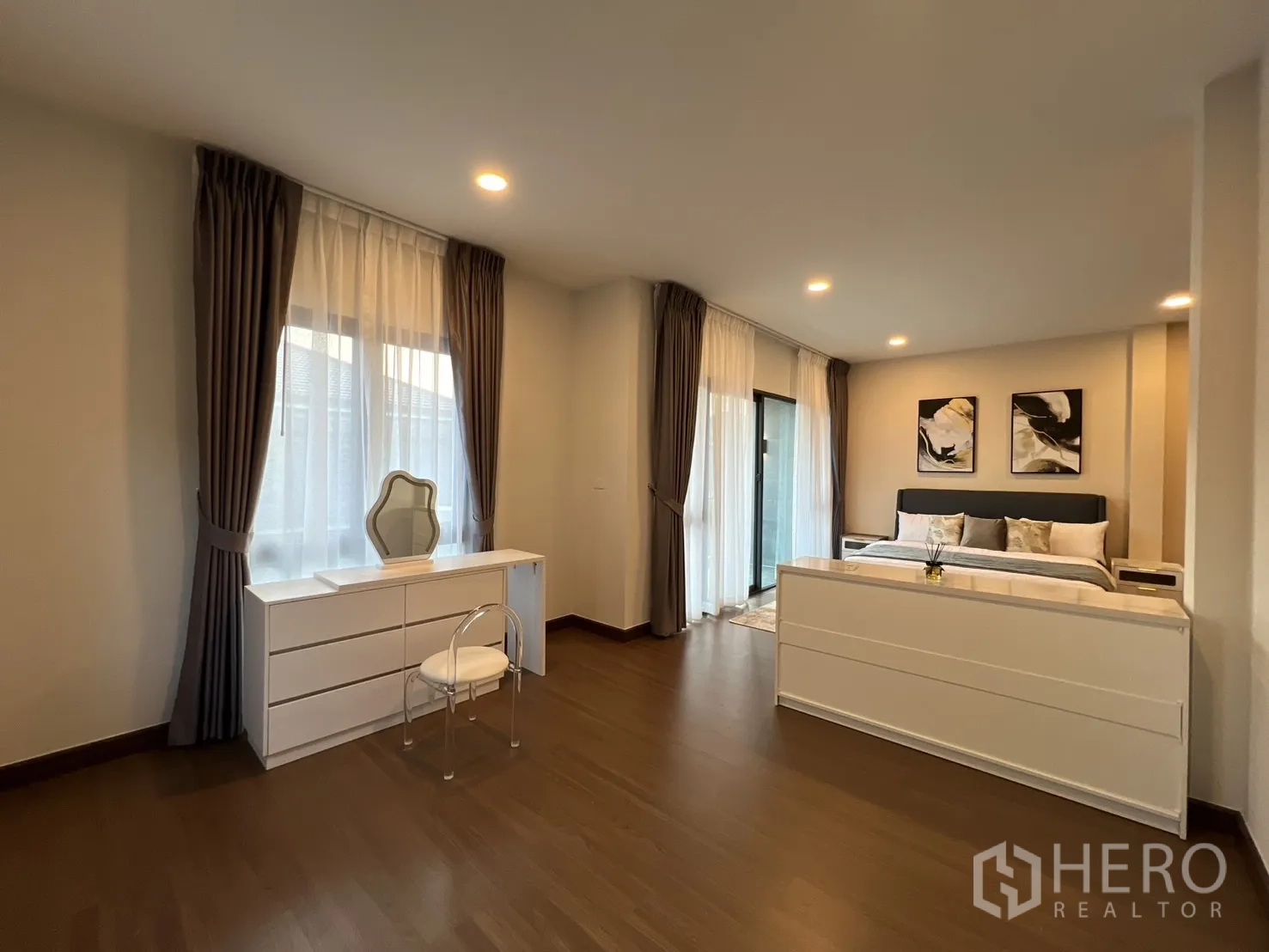 Detached House for rent or sale in Bang Phli, Samut Prakan - Master suite showcasing expansive layout with built-in storage.
