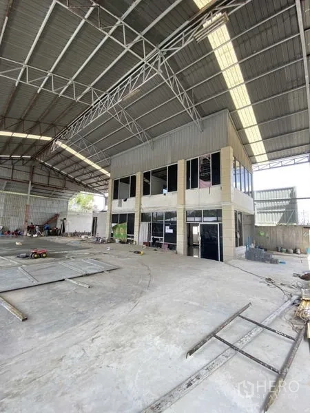 Warehouse for rent in Khlong Luang, Pathum Thani - Close-up of the two-storey internal office structure within the warehouse.