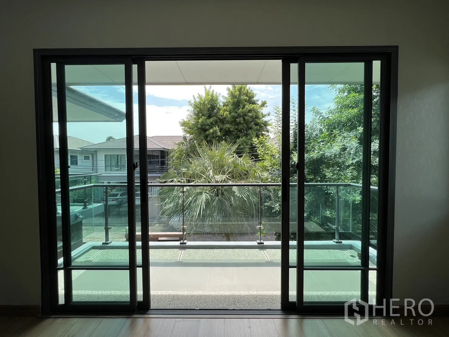 独立式住宅 出售在Suan Luang, Bangkok - 推拉门通向阳台，视野为葱郁社区景观。