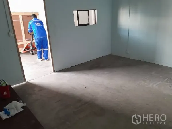 货栈 出租在Bang Phli, Samut Prakan - 室内办公室与仓库相连，门口放置托盘车。