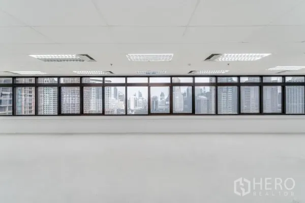 Office Space for rent in Pathum Wan, Bangkok - Bright open-plan office with long windows and Bangkok skyline view.