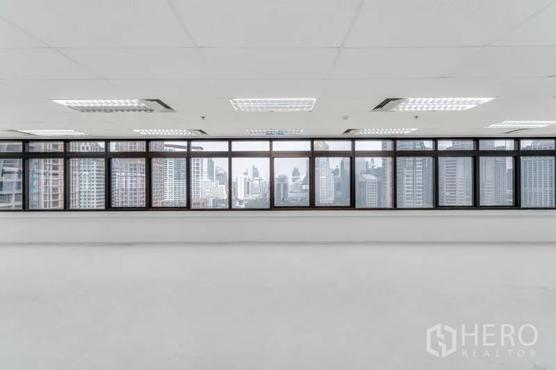 Office Space for rent in Pathum Wan, Bangkok - Bright open-plan office with long windows and Bangkok skyline view.
