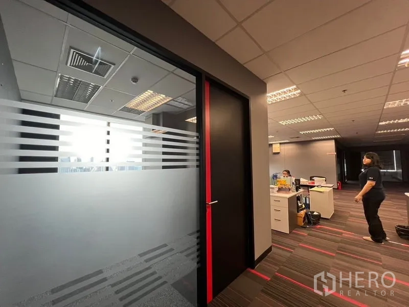 Office Space for rent in Huai Khwang, Bangkok - Corridor view to a frosted-glass meeting room beside an open workspace.