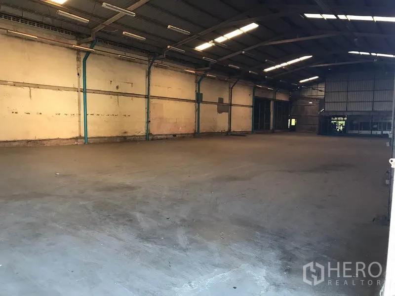 คลังสินค้า ให้เช่าในMueang Samut Sakhon, Samut Sakhon - ภายในโกดังโล่ง เพดานสูง พื้นคอนกรีตเรียบ