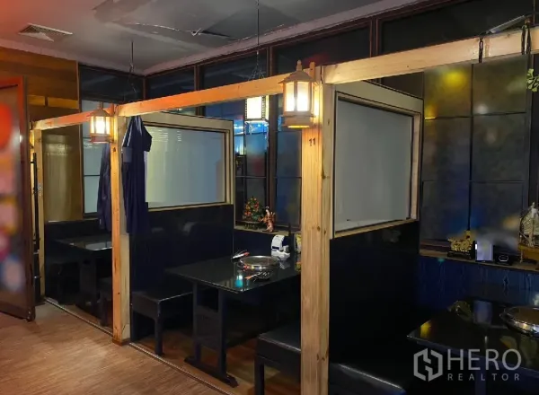 Retail Space for rent in Watthana, Bangkok - Wood-partitioned dining booths with hanging lanterns and glossy black tables