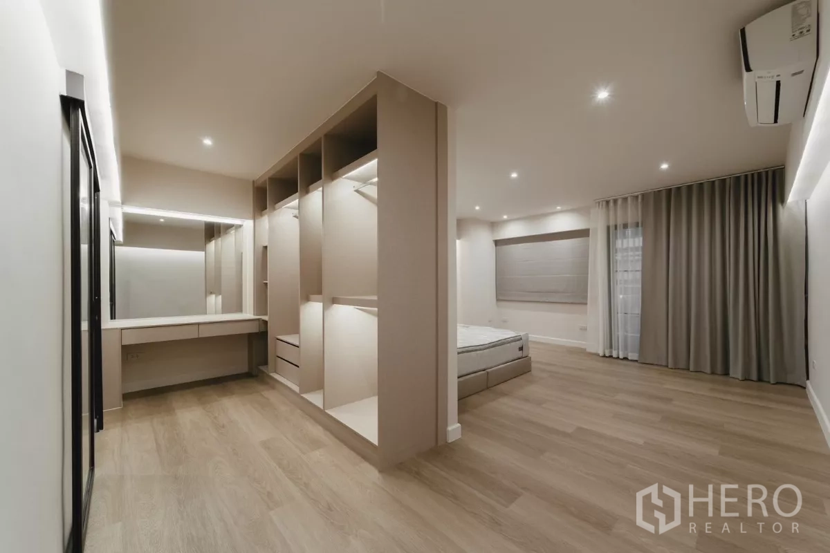 Townhouse for rent in Watthana, Bangkok - Master suite with walk-in closet, dressing table and wood floors.