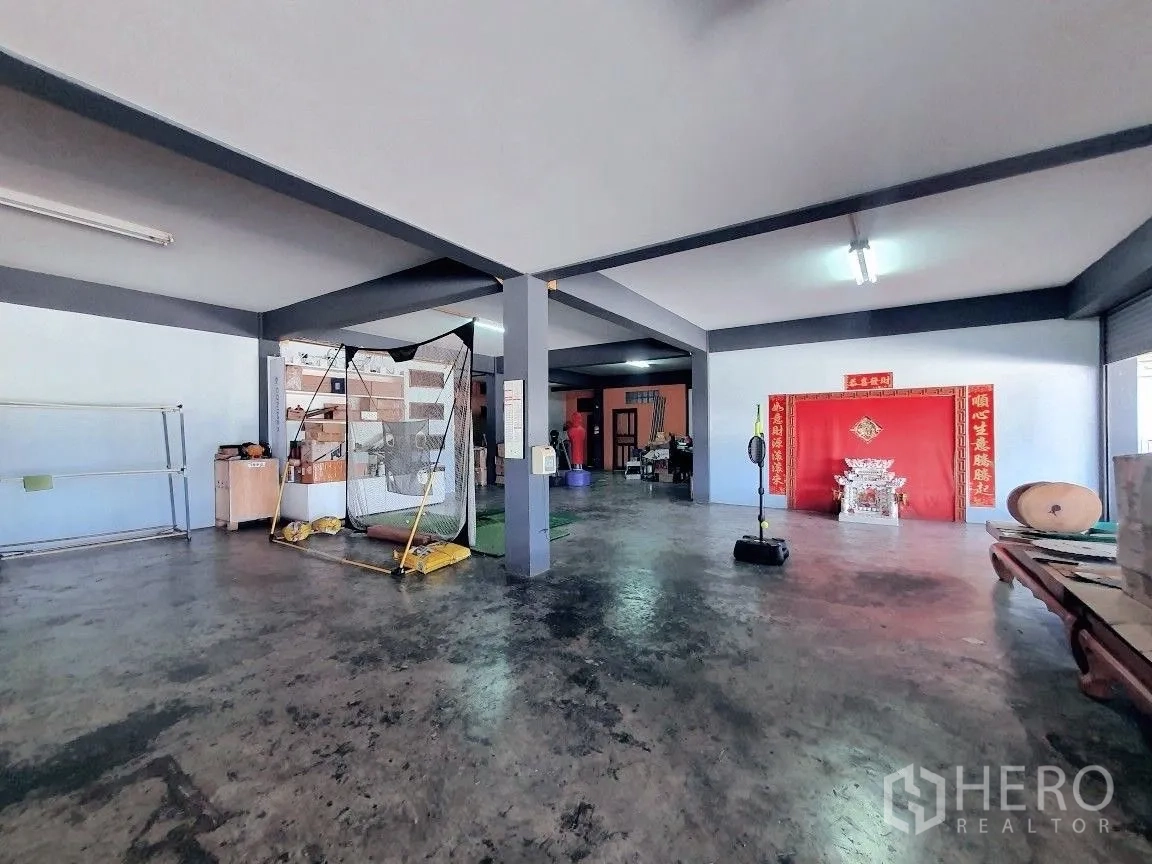 Warehouse for rent in Lam Luk Ka, Pathum Thani - Ground-floor multipurpose space with polished concrete floor and roller doors.