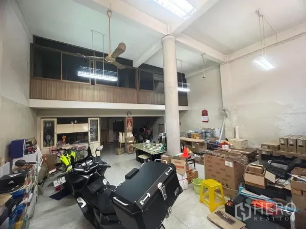 Townhouse for rent in Sathon, Bangkok - High-ceiling ground floor with mezzanine, central column and storage area.