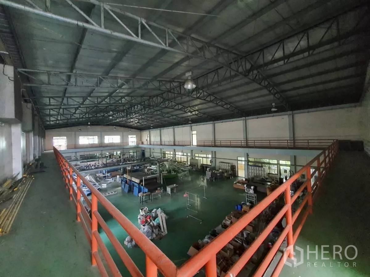 货栈 出售在Khlong Toei, Bangkok - 夹层俯瞰主生产区，钢桁架屋顶与安全护栏。