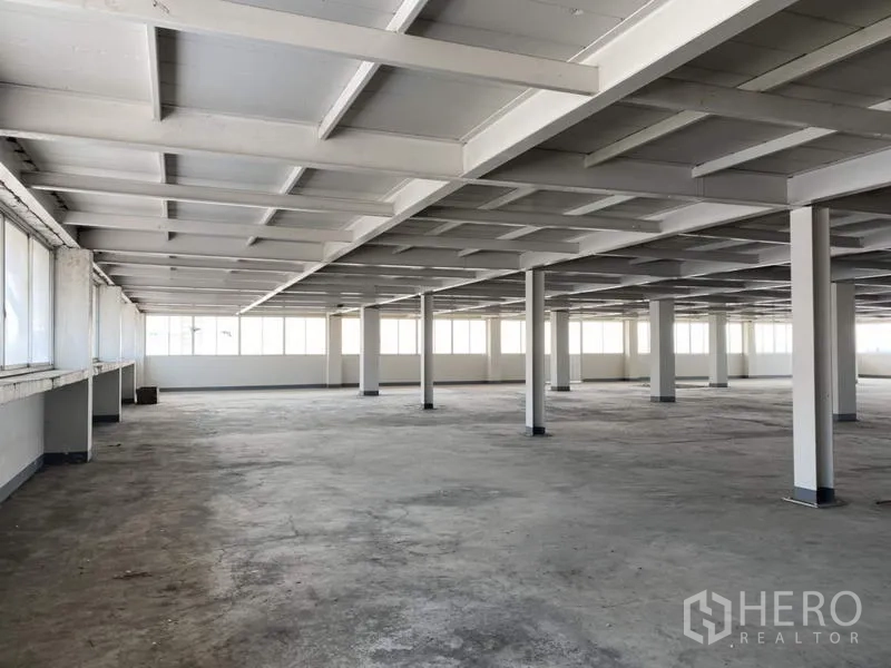工厂 for sale in Khlong Luang, Pathum Thani - 开间楼层配长条窗，引入自然采光。