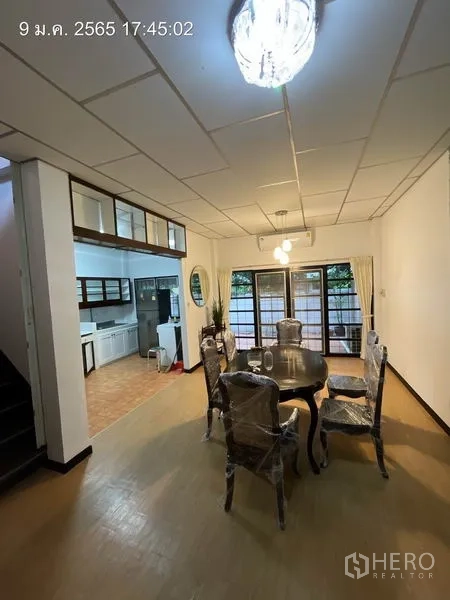 独立式住宅 出租在Khlong Toei, Bangkok - 开放式餐厅与厨房相连，吊灯照明，推拉玻璃门通向露台。
