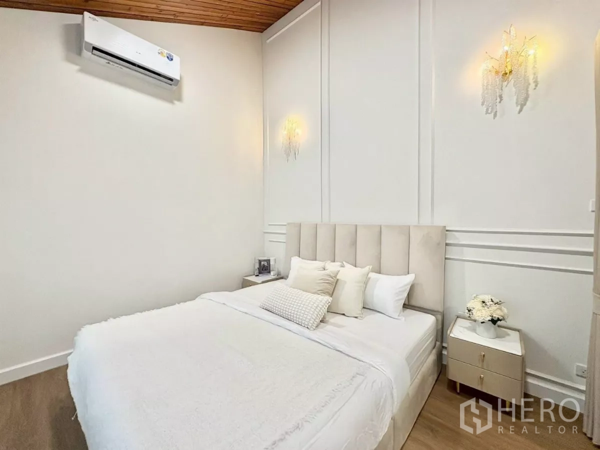 独立式住宅 出租在Huai Khwang, Bangkok - 静谧卧室，壁灯与柔软床品